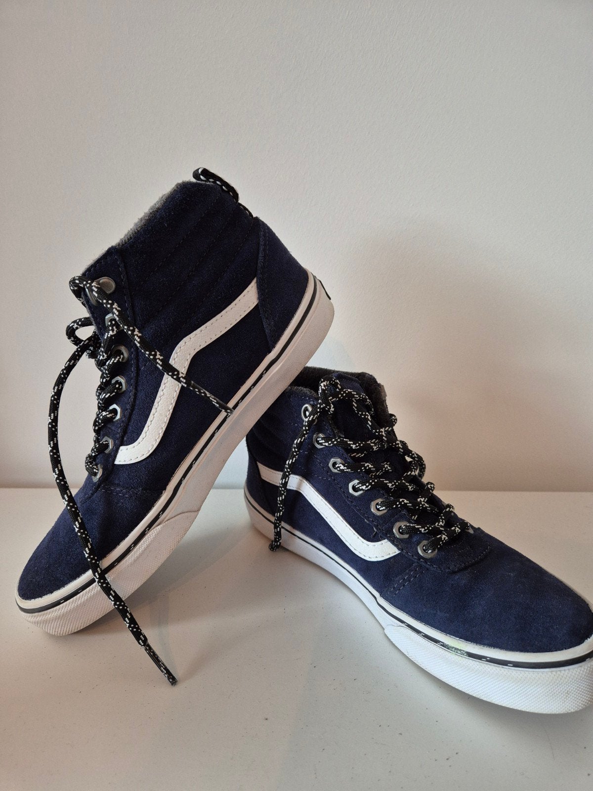 Gratis donkerblauwe halfhoge suede Vans maat 36, Ophalen