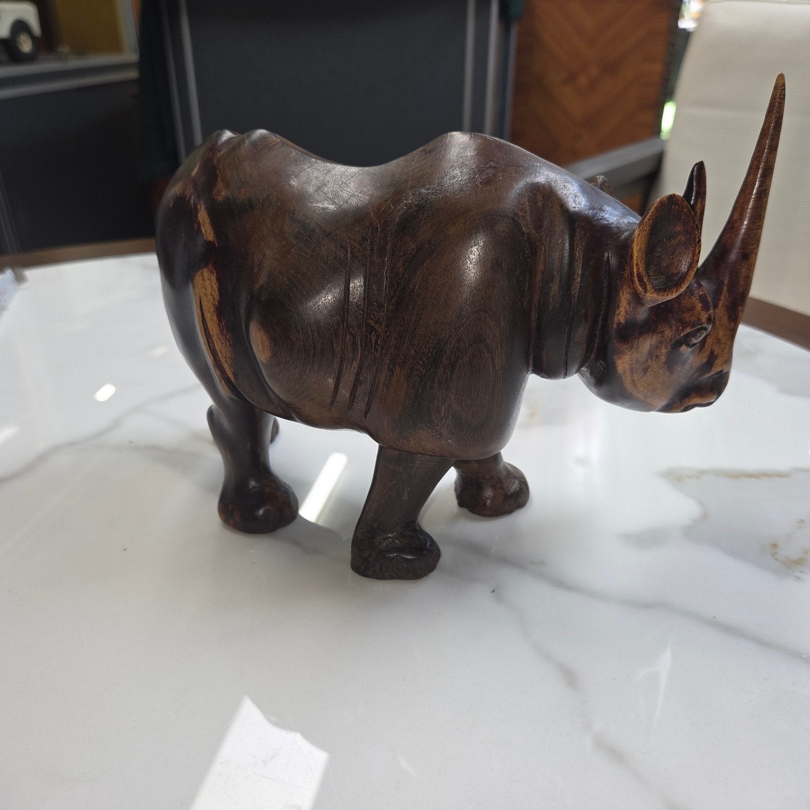 Handgesneden Neushoorn Houtsnijwerk - Tweekleurig, 25 cm, Antiek en Kunst, Houtsnijwerk, Ophalen of Verzenden, 20 - 50 cm, Hout