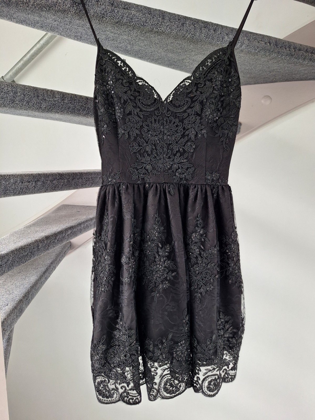 Zwart kanten jurkje met pailletten, maat M, Kleding | Dames, Jurken, Maat 38/40 (M), Zwart, Ophalen of Verzenden, Boven de knie