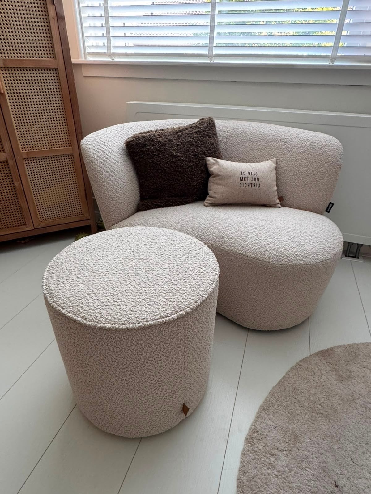 WOOD Fauteuil en poef bouclé crème/beige - Zo goed als nieuw, Ophalen, 75 tot 100 cm, Zo goed als nieuw, 100 tot 125 cm