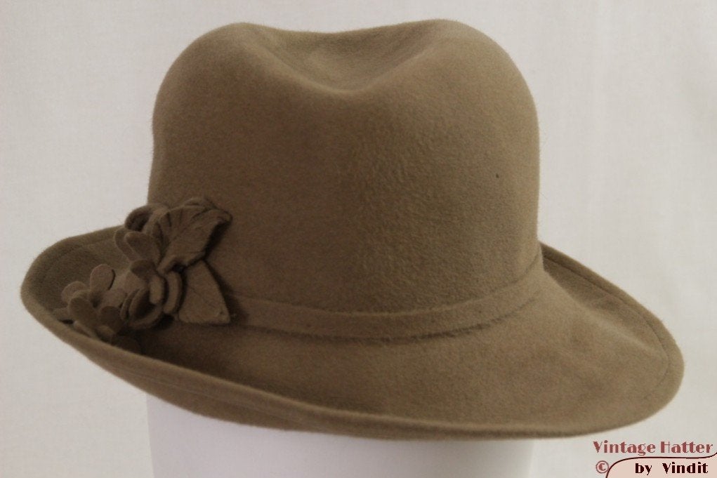Vintage Dameshoed grijsbruin met vilten bloemen 54 = XS