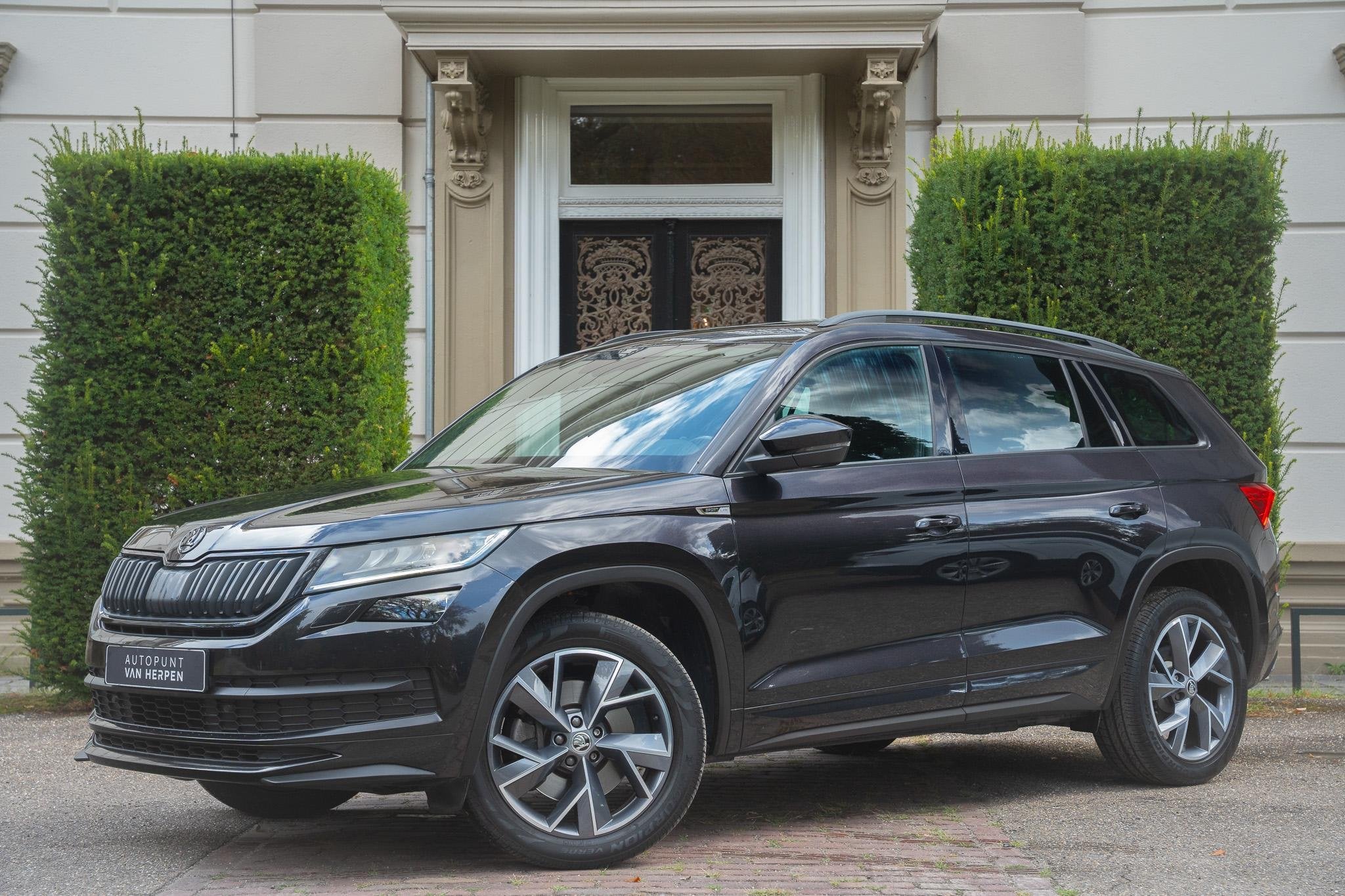 Skoda Kodiaq 2.0 TSI 4x4 Sportline Business PANO | KEYLESS |, Auto's, Automaat, Dealer onderhouden, 15 km/l, Gebruikt