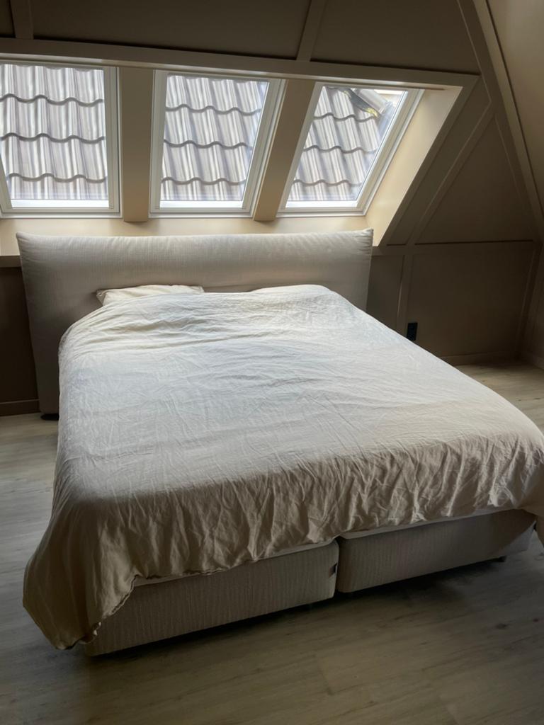 Karlsson tweepersoons boxspring/kwaliteitsmatrassen + topper, Ophalen, Beige, Tweepersoons, Zo goed als nieuw