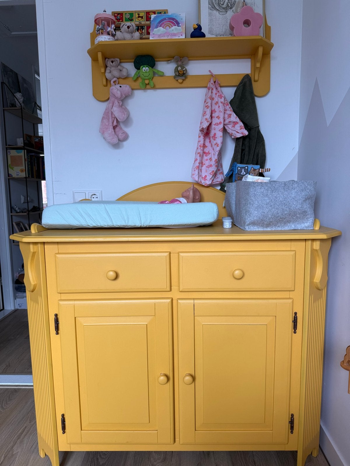 Commode vintage inclusief bijbehorend plankje, Kinderen en Baby's, Kinderkamer | Commodes en Kasten, Ophalen, 50 tot 70 cm, Voetruimte