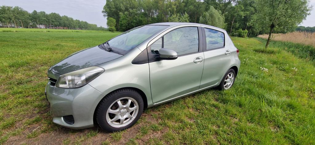 Toyota Yaris 1.3 Vvt-i 5-DRS CVT automaat Bj 2012, Stof, 40 €/maand, Zwart, 4 cilinders