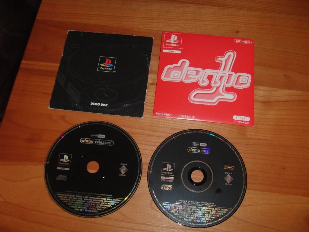 PlayStation 1 Demo Pack - oa Iconische Demo One (Rood), Avontuur en Actie, Gebruikt, 1 speler, Eén computer