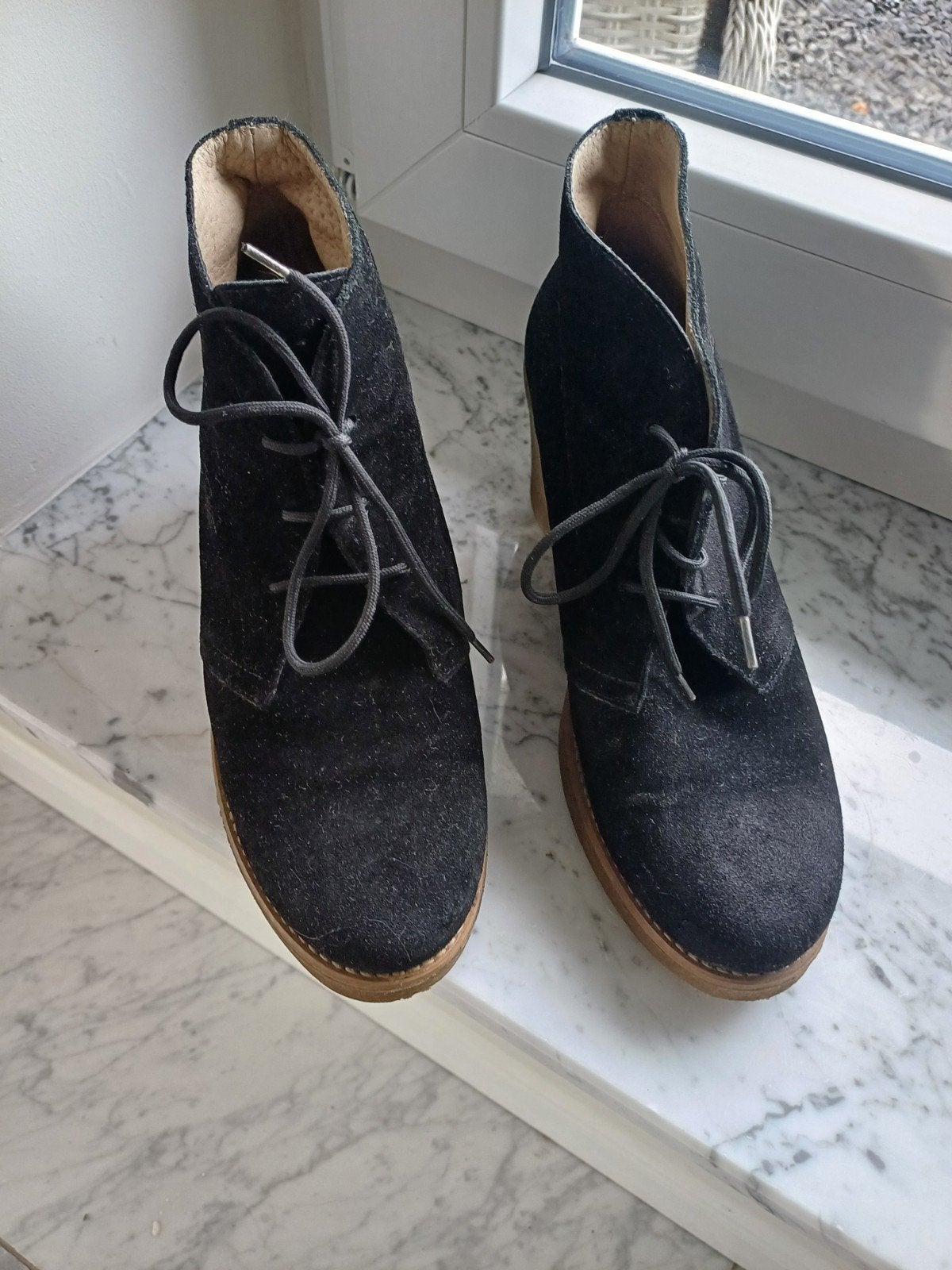 Suede laarsjes maat 39 nieuwstaat
suède, Zwart, Bijenkorf, Lage of Enkellaarzen, Ophalen of Verzenden