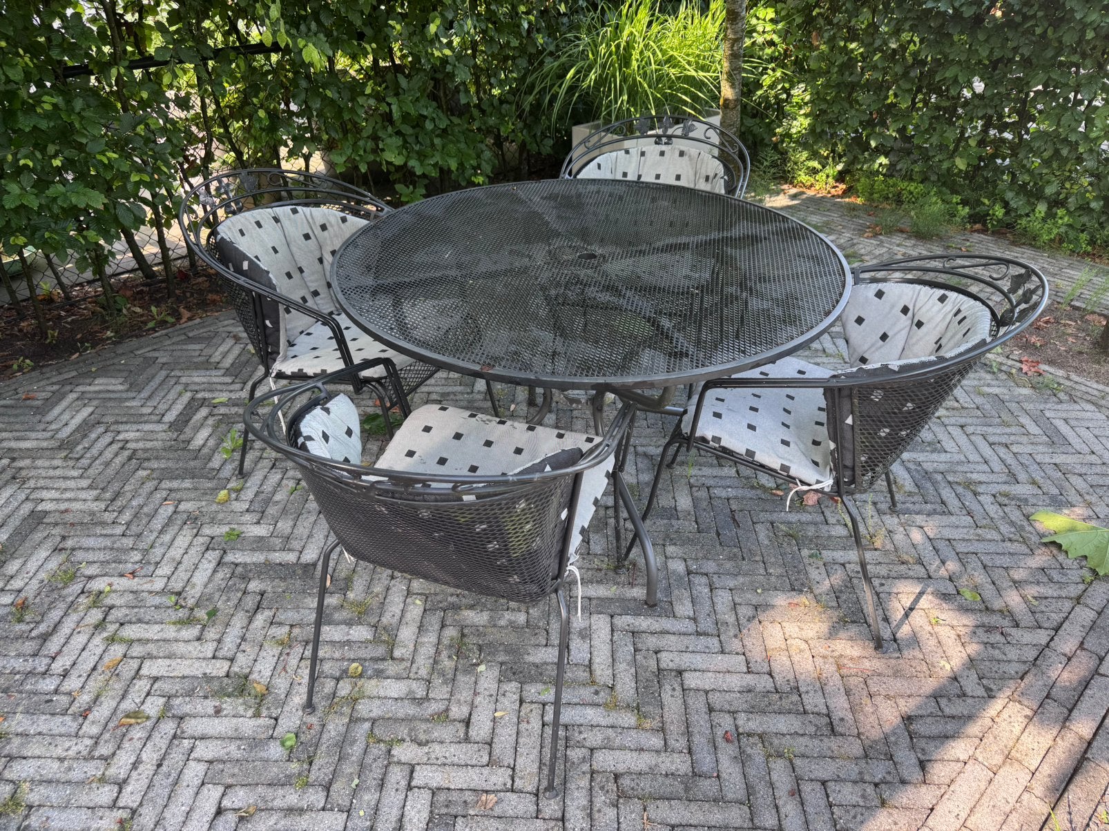 Zwart metalen tuinset – ronde tafel + 4 stoelen + 4 kussens, Ophalen, Gebruikt, Tuinset, Eettafel