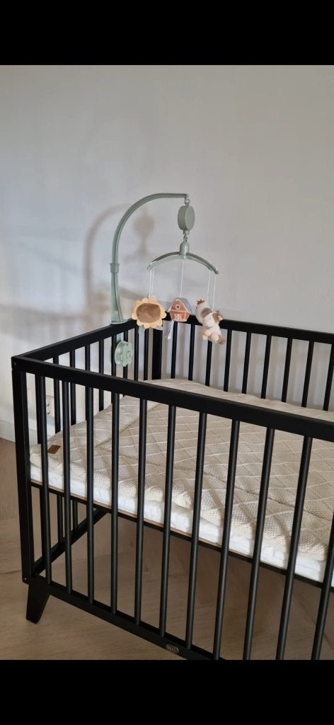 TWF Sabi Baby Box with mattress & topper, Ophalen, Zo goed als nieuw, Vierkant, In hoogte verstelbaar