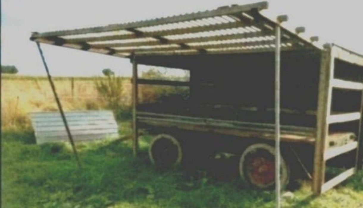 Mobiele schuilstal op vierwielige wagen