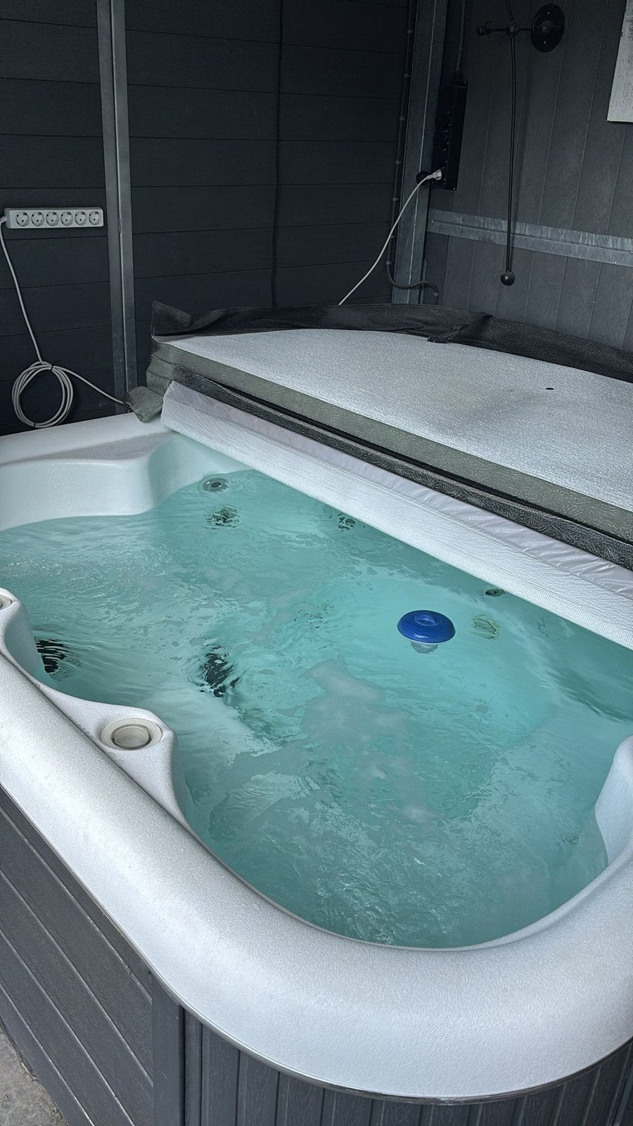 Luxe Jacuzzi met LED-verlichting en afdekzeil, Ophalen, Zo goed als nieuw, Afdekzeil, Vast
