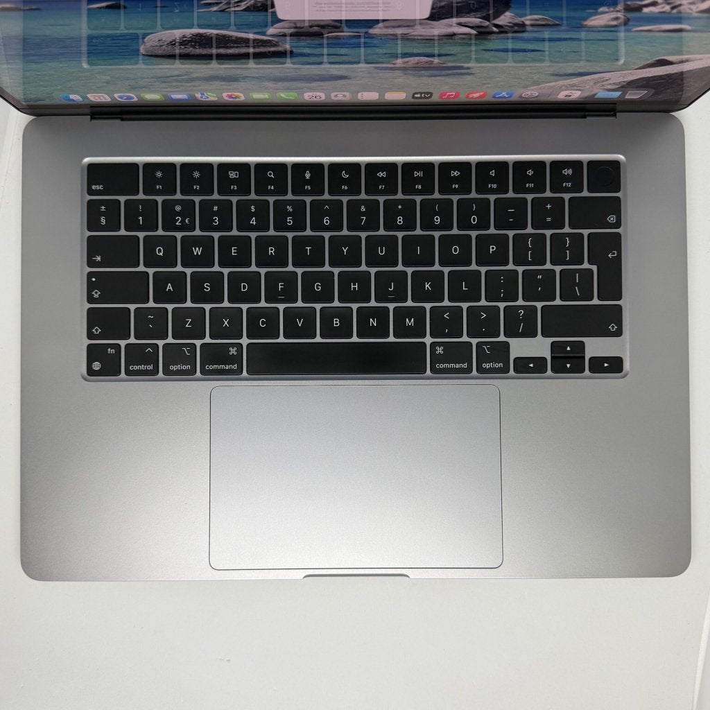 MacBook Air M2 15′ 16GB 512GB grijs /91% batt /krasvri, Apple, Zo goed als nieuw, Support@apple.com, Apple Park Way, Cupertino, California