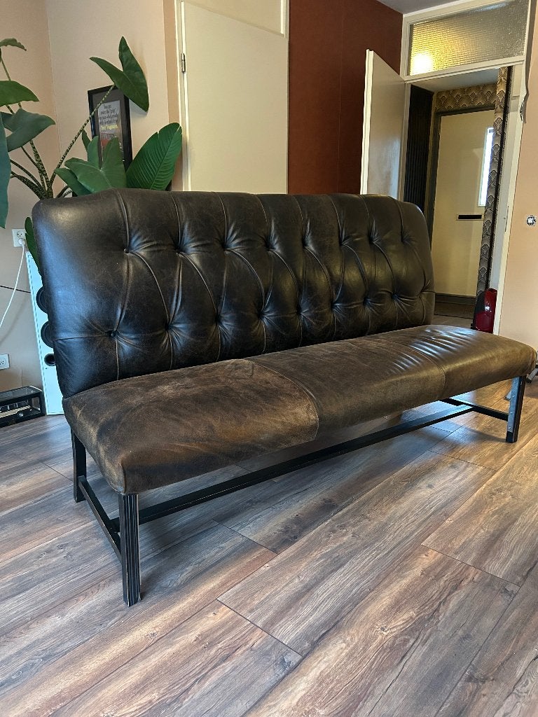 Lederen bank, Gebruikt, Gecapitoneerd, Driepersoons, 75 tot 100 cm