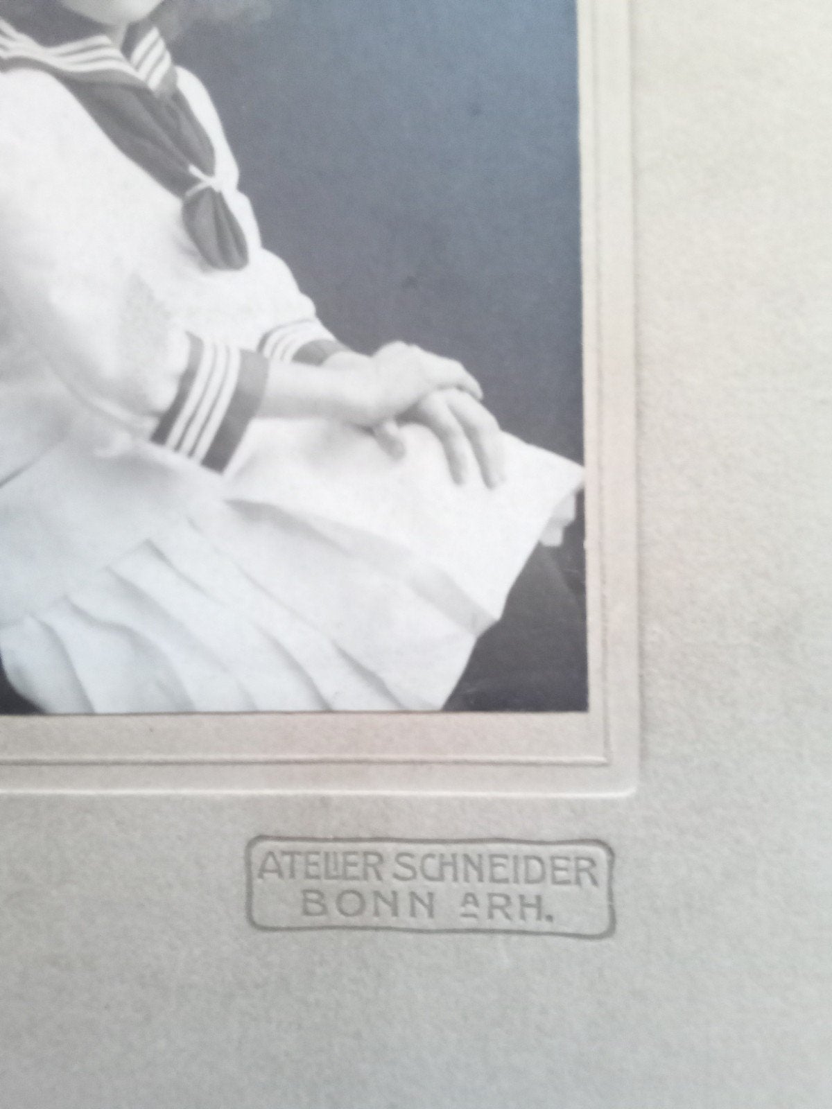 Antieke foto van kind in matrozenpak, Atelier Schneider, Ophalen of Verzenden, Voor 1940, Gebruikt, Kind