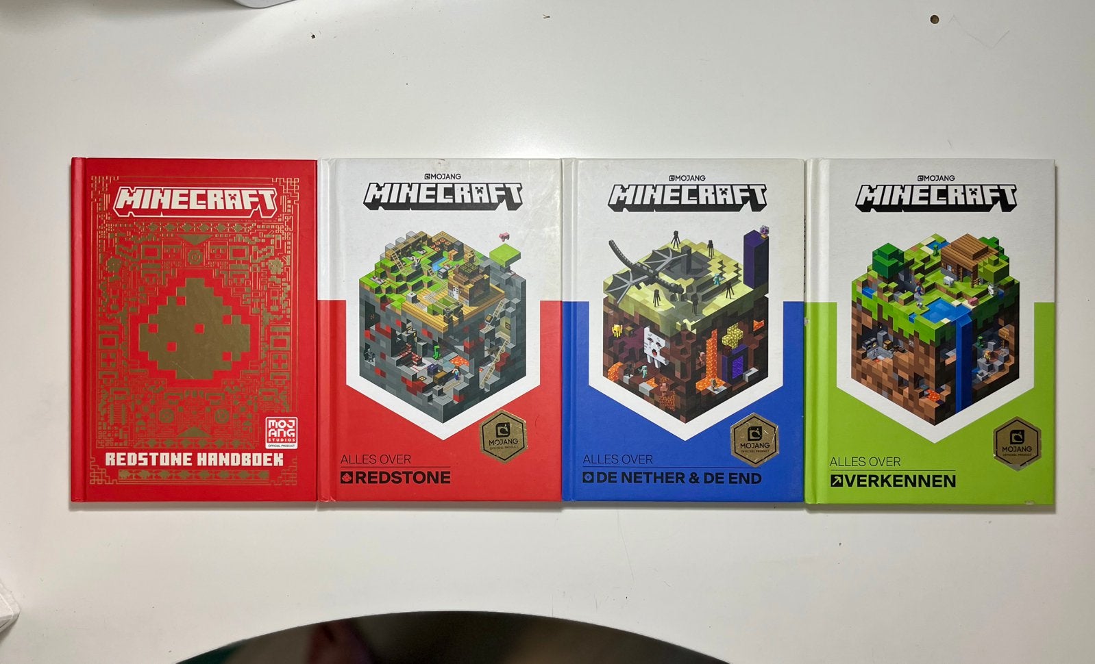 4 officiële Minecraft handboeken (nette staat), Ophalen of Verzenden, Gelezen, Fictie