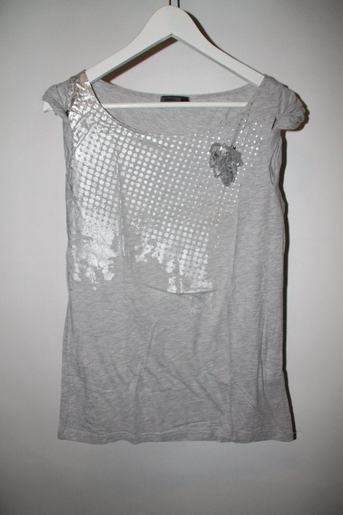 ONLY grijs shirt met zilver M in ~~nieuw~~ staat, Kleding | Dames, Maat 38/40 (M), Verzenden, Zo goed als nieuw, Zonder mouw