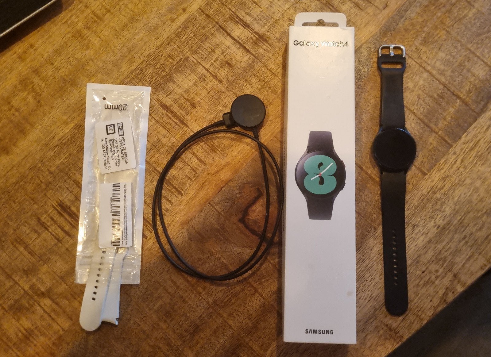 Samsung Galaxy Watch 4 40mm Zwart met extra wit bandje, Zwart, Samsung ⌚️, Ophalen of Verzenden, Zo goed als nieuw
