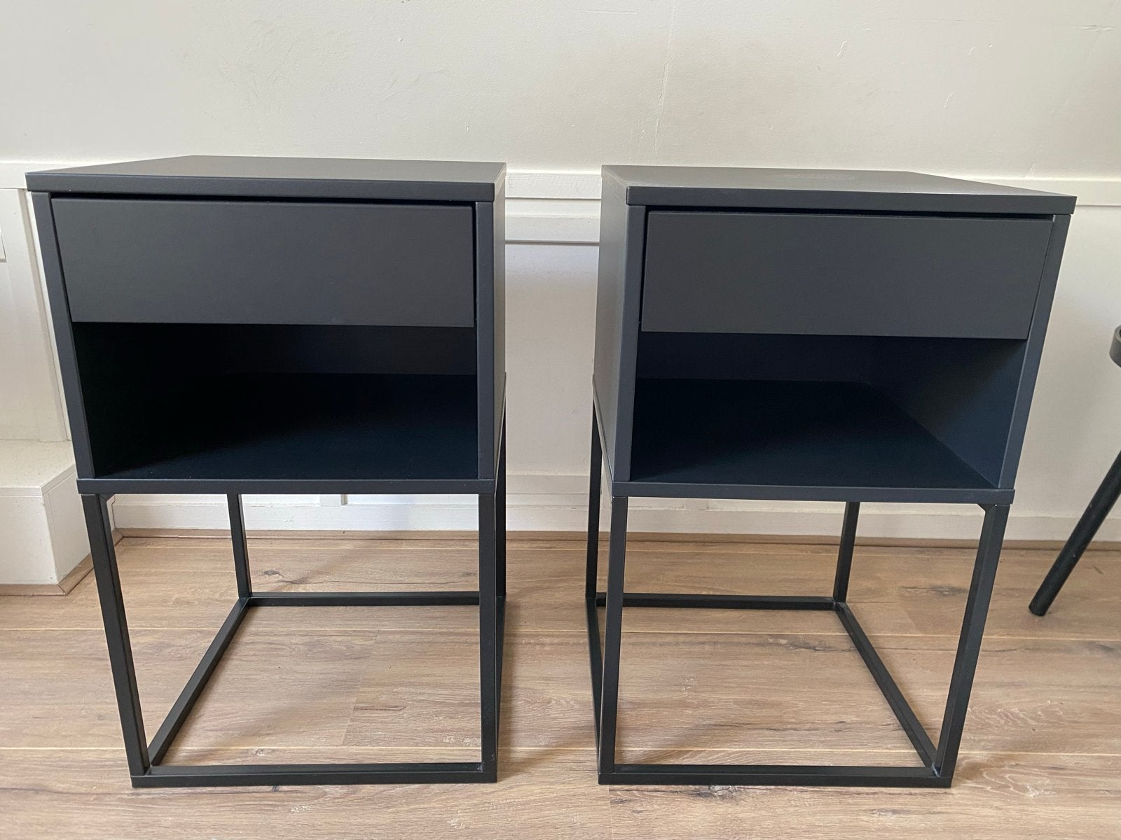 2 IKEA Vikhammer nachtkastjes - zwart zgan, Ophalen, Minder dan 45 cm, 55 tot 70 cm, Zo goed als nieuw