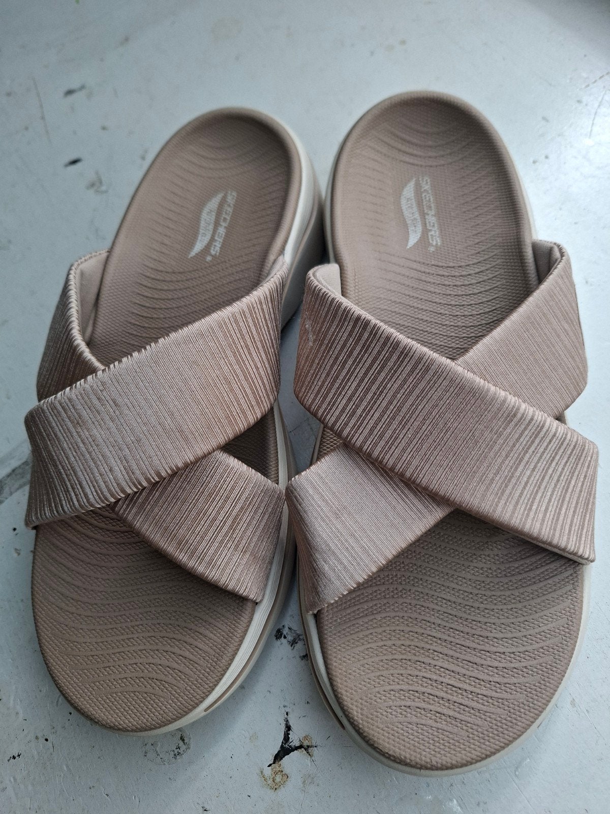 goudkleurig Skechers Arch Fit Sandalen, mt 38, €20 + GRATIS, Skechers, Overige kleuren, Zo goed als nieuw, Sandalen of Muiltjes
