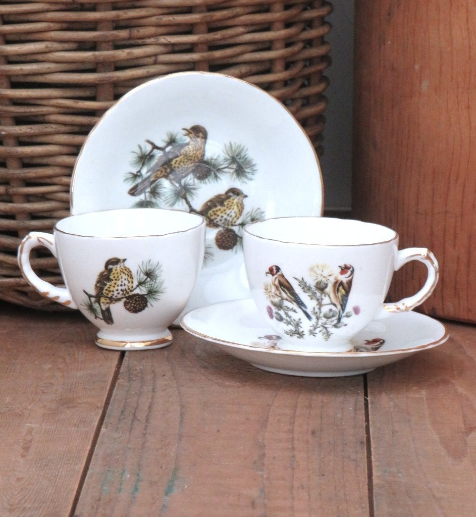 2  Engelse Kop & schotels Sutherland  “Vogeltjes", Antiek en Kunst, Ophalen of Verzenden