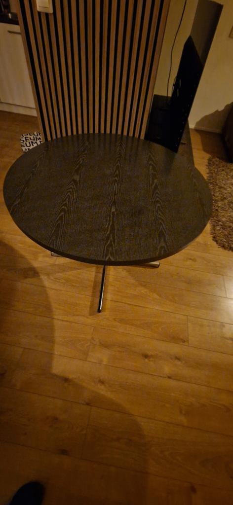 Ronde eettafel met donker houten blad en metalen poot, Huis en Inrichting, Tafels | Eettafels, Gebruikt, 50 tot 100 cm, Modern, Industrieel