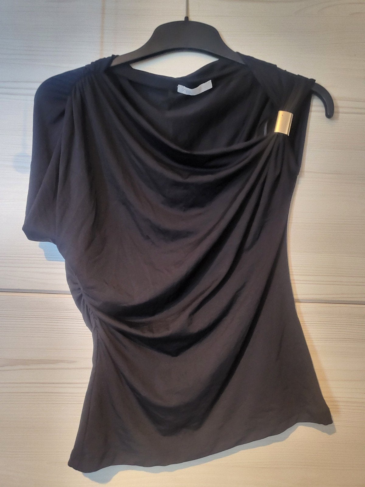 Nieuw Zara Zwart Topje met Gouden Detail - Maat L, Maat 42/44 (L), Nieuw, Ophalen of Verzenden, Korte mouw