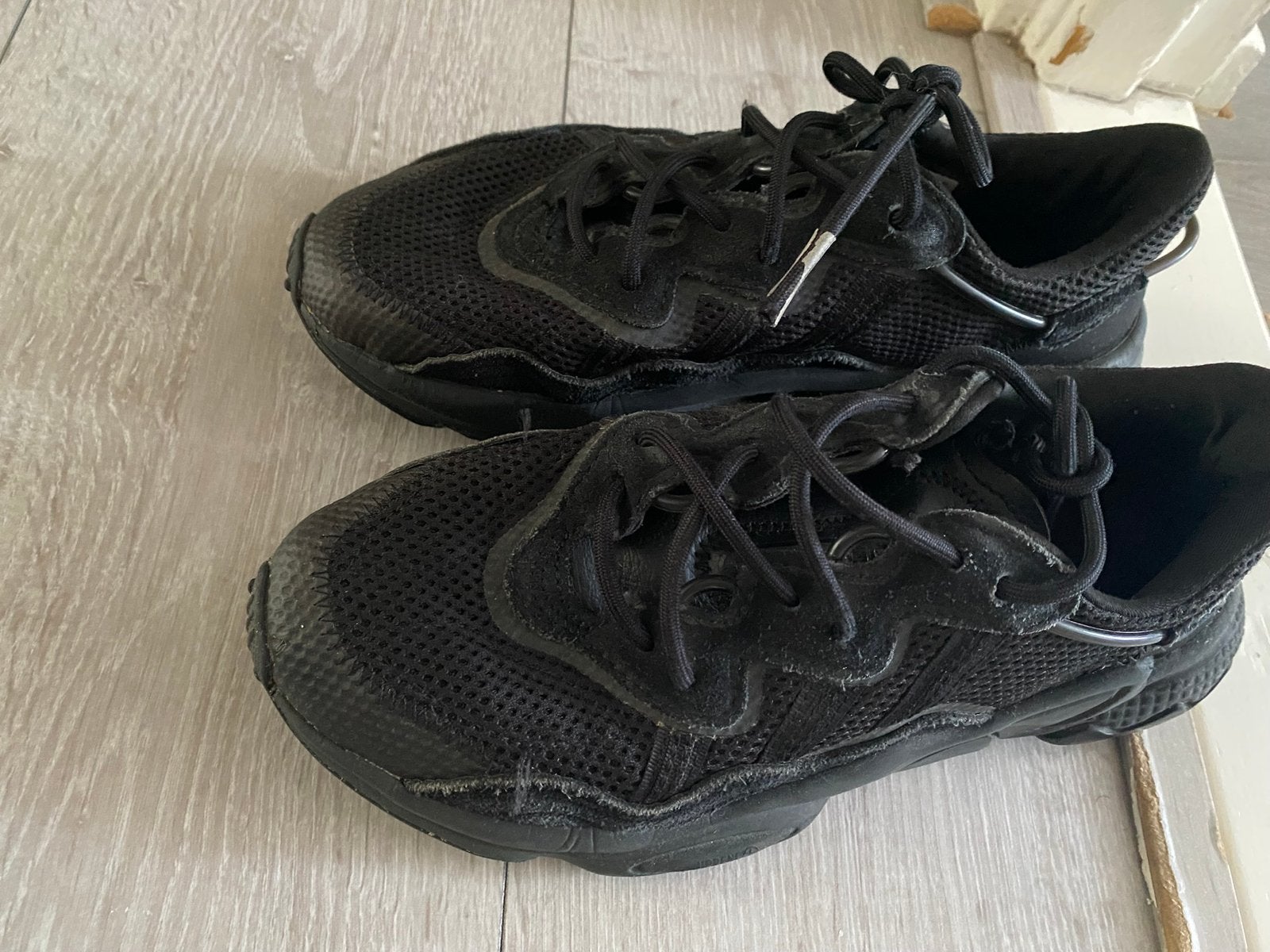 Gratis Adidas ozweegos 39,5, Kleding | Dames, Schoenen, Ophalen of Verzenden, Zo goed als nieuw, Zwart, Sneakers of Gympen