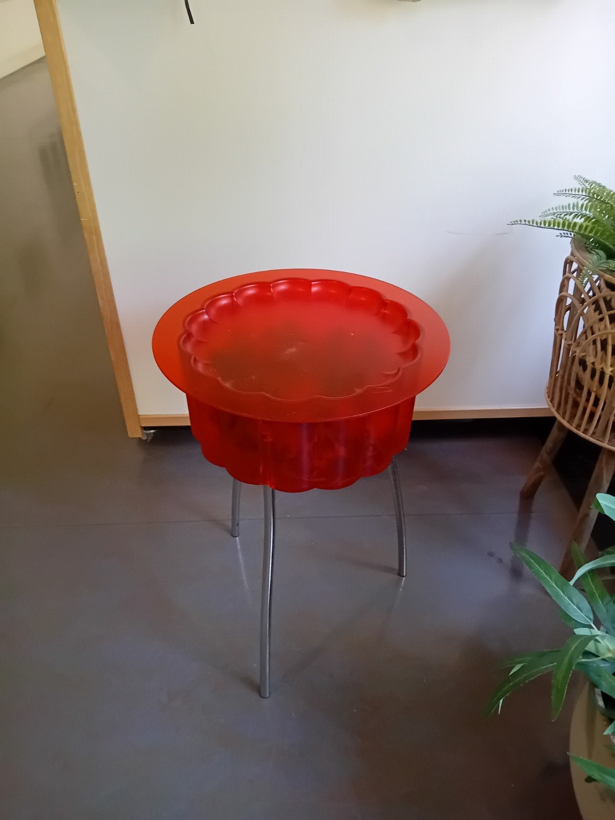 Ikea rood kunststof bijzettafeltje met metalen poten, 45 tot 60 cm, Modern, Speels, Rond, Ophalen of Verzenden