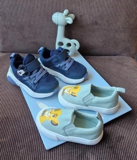 Leuke baby schoentjes H&M maat 18/19: Mickey Mouse en Simba, Kinderen en Baby's, Kinderkleding | Schoenen en Sokken, Disney, Schoenen