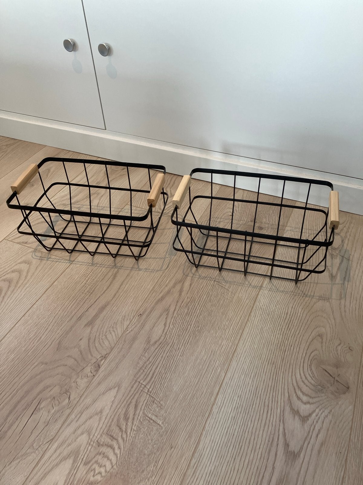 Stalen manden met houten handvatten (set van 2), Huis en Inrichting, Ophalen, Met handvatten, Mand, Zo goed als nieuw