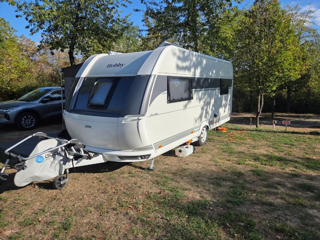 Hobby 495 UL De Luxe, Caravans en Kamperen, Hobby, Particulier, 2 aparte bedden, 5 tot 6 meter