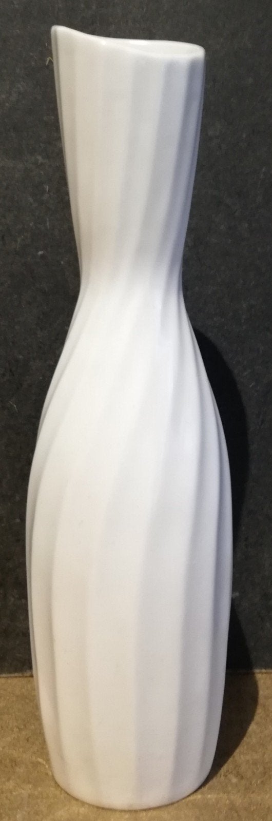 Vaas. K. R. O. GOEDEWAAGEN. `White Lady'. Bone C., Huis en Inrichting, Ophalen, 21 cm, Wit, Zo goed als nieuw