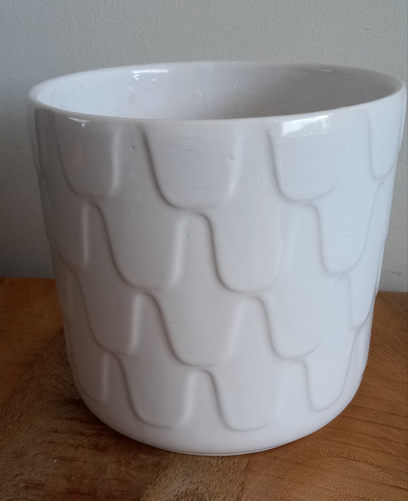 Vintage witte bloempot met relief, Gebruikt, Rond, Binnen, Ophalen of Verzenden