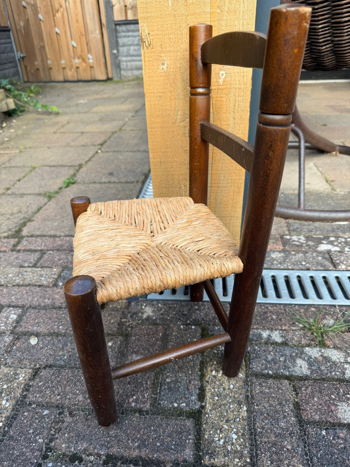 Vintage Kinderstoeltje van eerlijk hout met pitriet zitting, Ophalen, Gebruikt, Overige typen