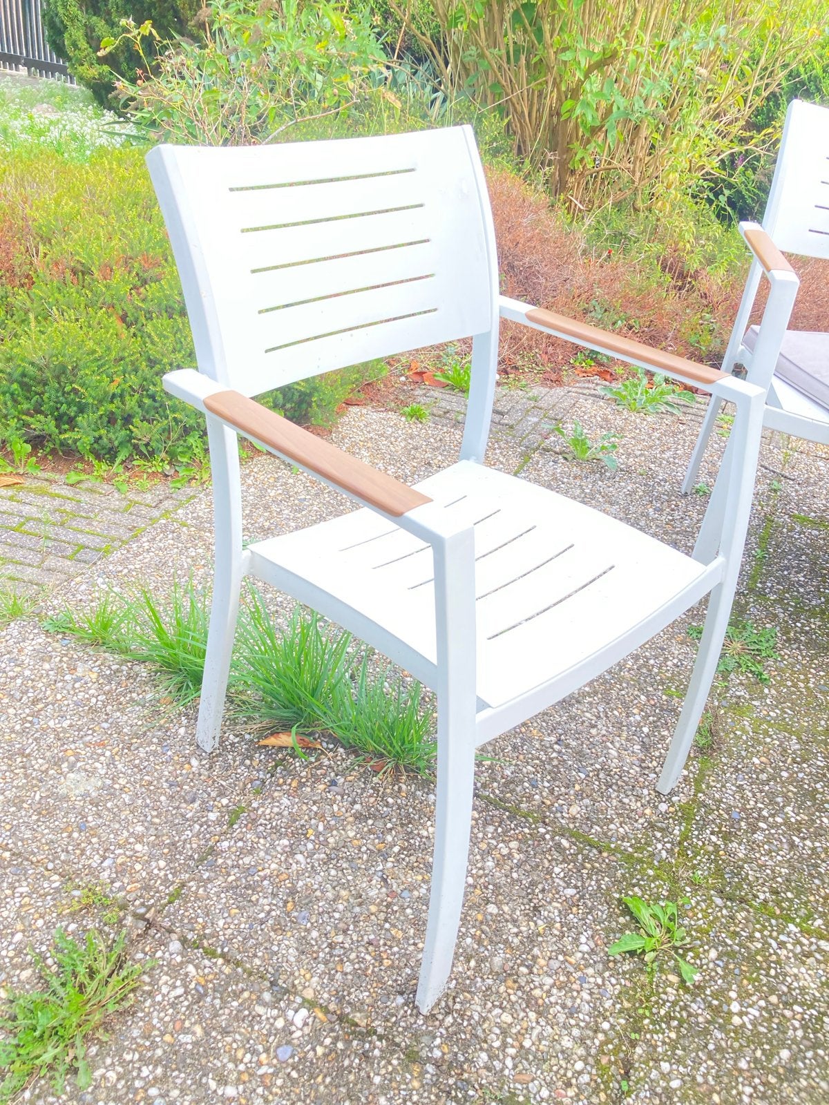 Witte tuinstoel met houten armleuningen, Ophalen of Verzenden, Gebruikt, Metaal