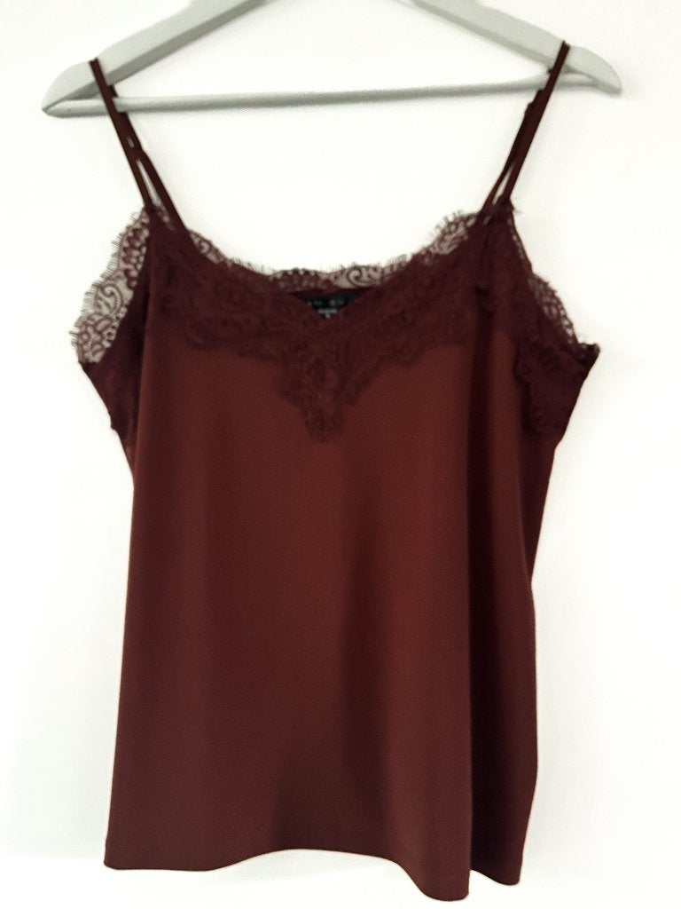 Dames hemdje met kant, bordeaux rood, zo goed als nieuw., Ophalen of Verzenden, Zo goed als nieuw, Maat 36 (S), Zonder mouw