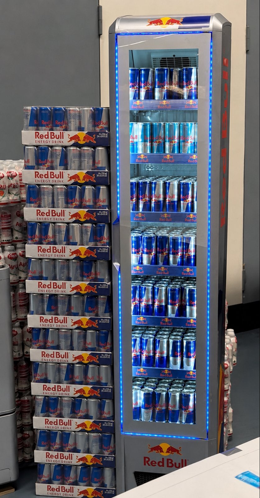 Red Bull koelkast met LED-verlichting, 150 tot 200 liter, Zonder vriesvak, Zo goed als nieuw, 45 tot 60 cm