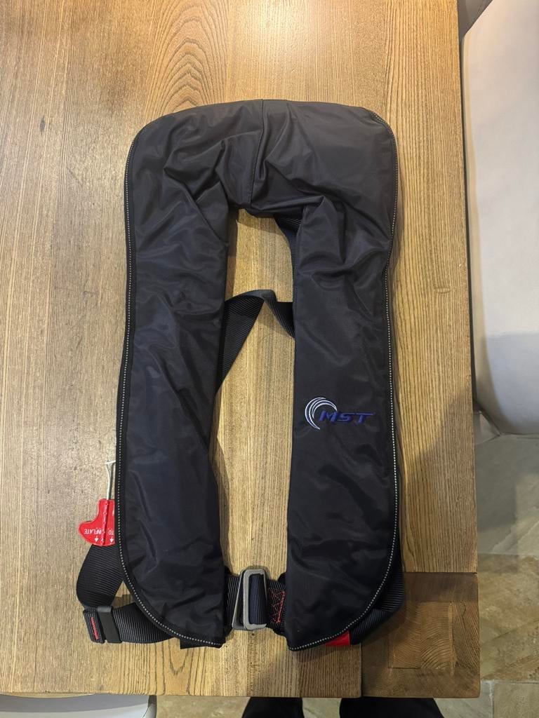 2 x MST automatisch Opblaasbaar reddingsvest / zwemvest 150n, Ophalen of Verzenden, Zo goed als nieuw, Dame of Heer, Reddingsvest of Zwemvest