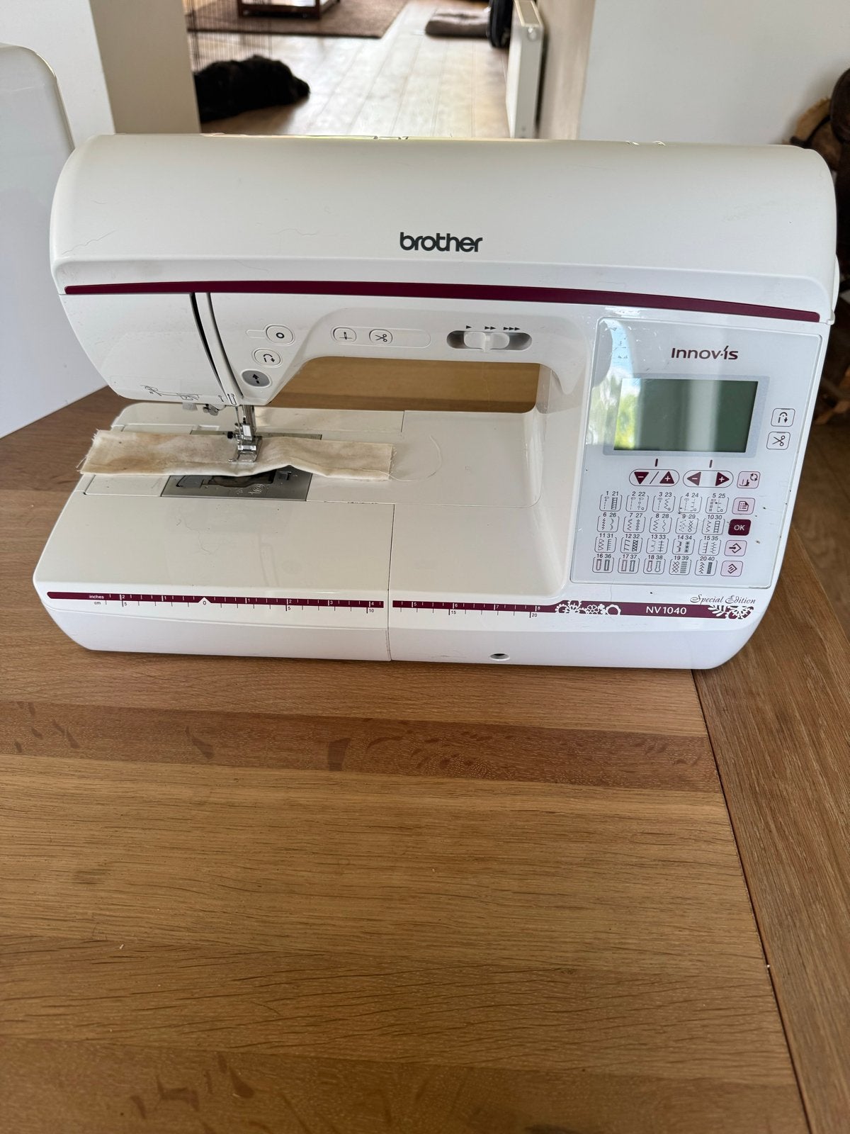 Brother Innov-is NV1040 Special Edition Naaimachine, Hobby en Vrije tijd, Naaimachines en Toebehoren, Ophalen, Zo goed als nieuw
