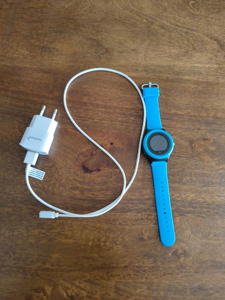 Blauwe Smartwatch voor Kinderen - Zo goed als nieuw, Sieraden, Tassen en Uiterlijk, Smartwatches, One2track, Blauw, Ophalen of Verzenden