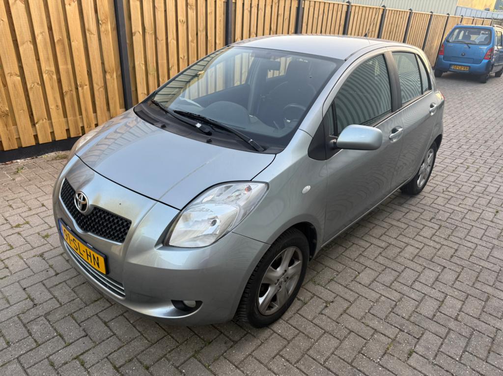 Toyota Yaris 1.3 16V Vvt-i | 5 Deurs | Airco | trekhaak, Auto's, Toyota, Voorwielaandrijving, Stof, 40 €/maand, Zwart