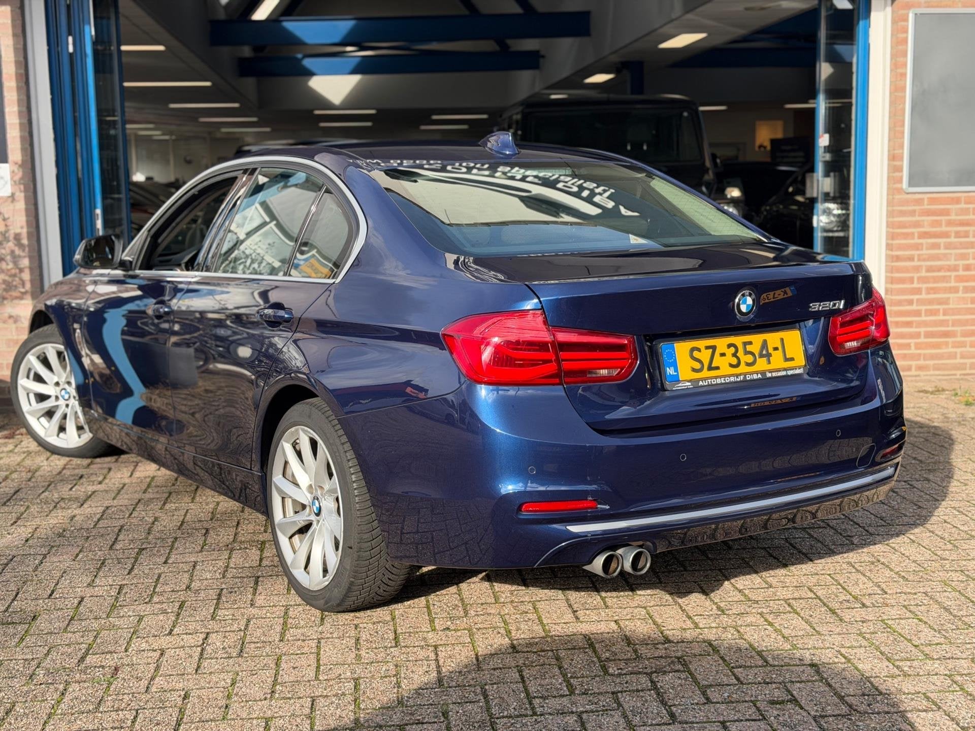 BMW 3-serie 320i Luxury Edition Individual 2018 NAVI LEDER!, Automaat, 1998 cc, Achterwielaandrijving, 4 cilinders