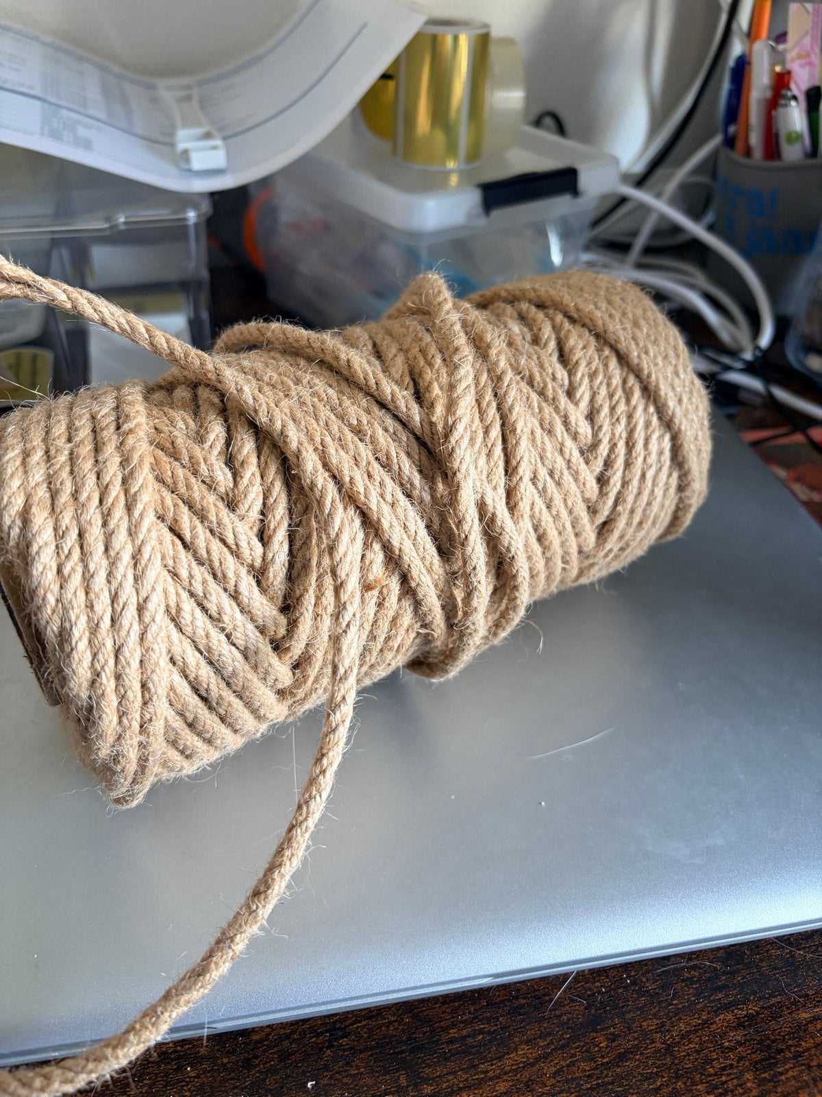 Jute touw op rol - Klein stukje gebruikt, Hobby en Vrije tijd, Gebruikt, Ophalen of Verzenden, Natuurlijk materiaal, Bruin