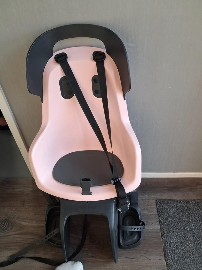 Roze fietsstoeltje voor achterop de fiets, Ophalen