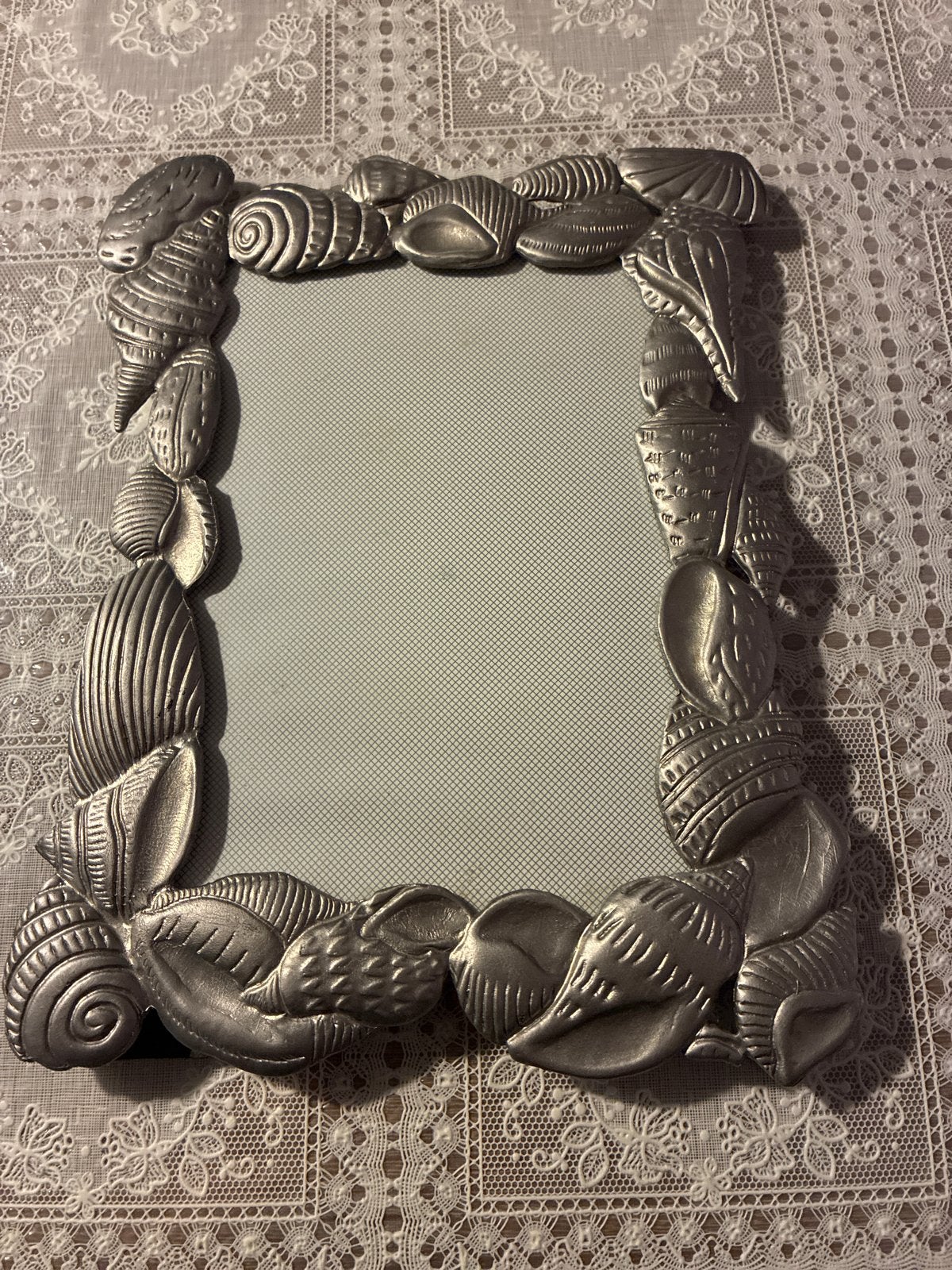 Vintage tinnen fotolijstje met schelpen, Gebruikt, Met sierrand, Ophalen of Verzenden, Fotolijst