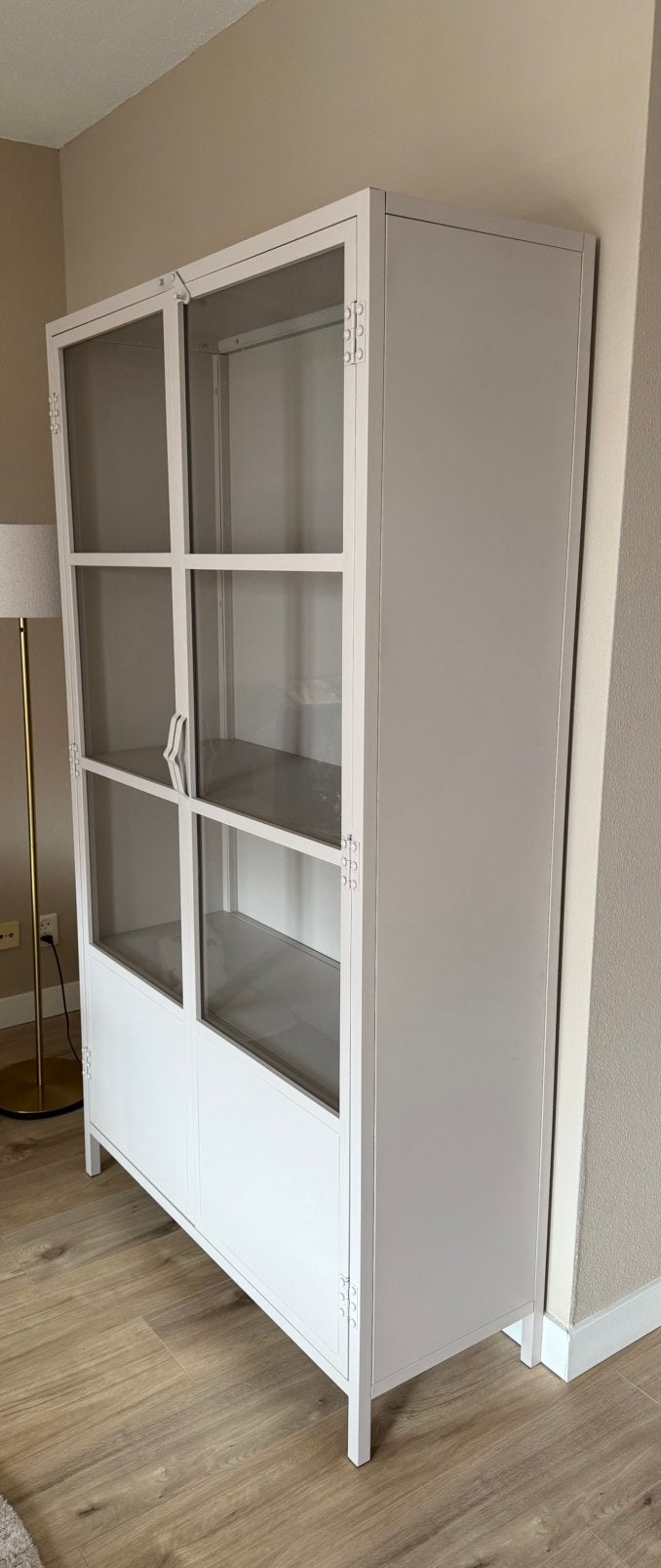 Kwantum Vitrinekast Castello Zand - Zo goed als nieuw, Huis en Inrichting, Ophalen, 50 tot 100 cm, Zo goed als nieuw, Metaal