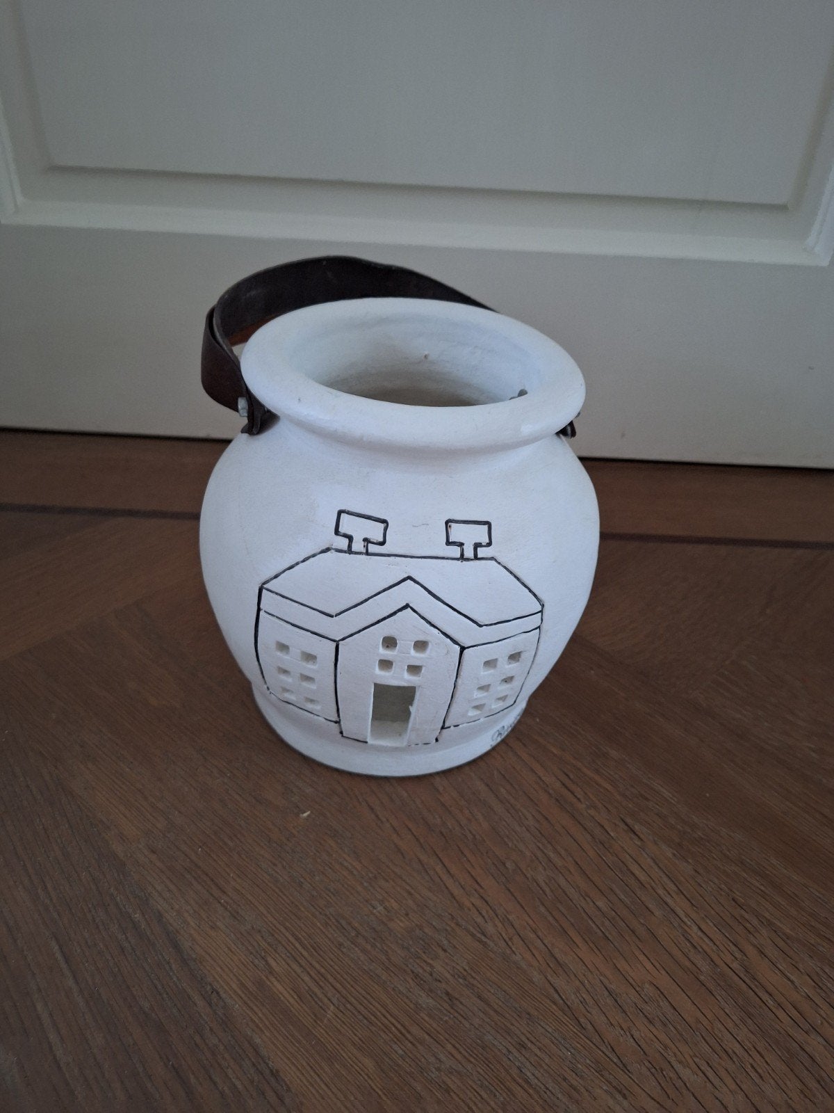 Riviera Maison Windlicht Huisje - wit met leren hengsel, Overige materialen, Wit, Ophalen of Verzenden, Zo goed als nieuw