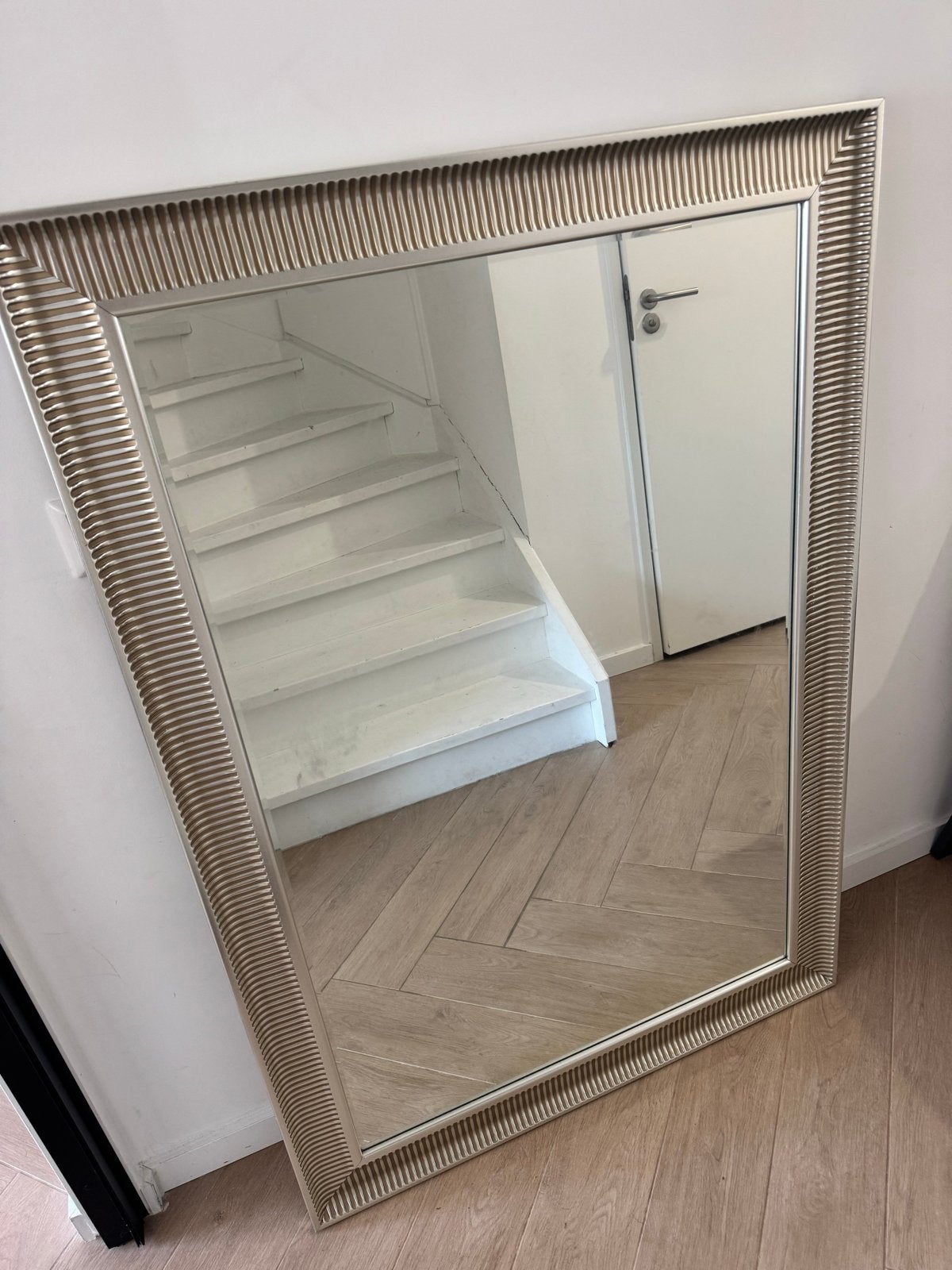 Grote spiegel met decoratieve lijst, Huis en Inrichting, Woonaccessoires | Spiegels, Ophalen, 100 tot 150 cm, Zo goed als nieuw