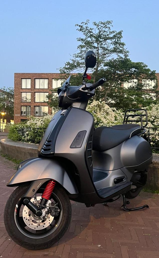 Piaggio Vespa GTS Super 300 - 2022 - Unieke Kleur, Motoren, Particulier, Scooter