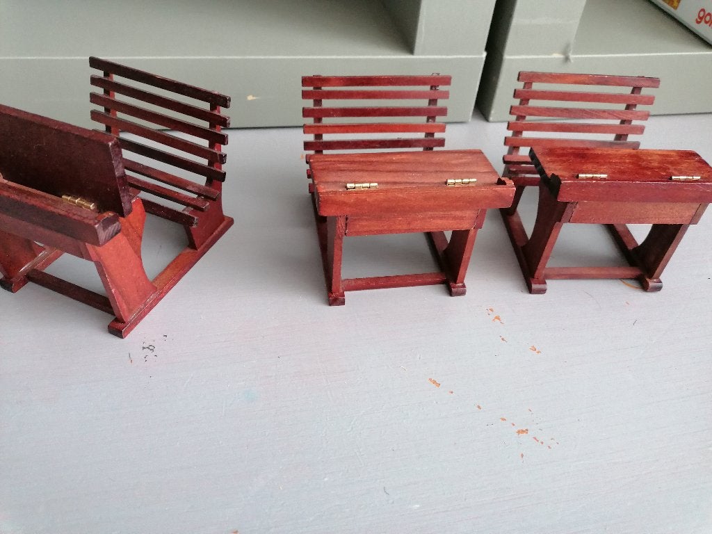 Poppenhuis schoolbankjes, Hobby en Vrije tijd, Ophalen, Nieuw, Groter dan 1:32